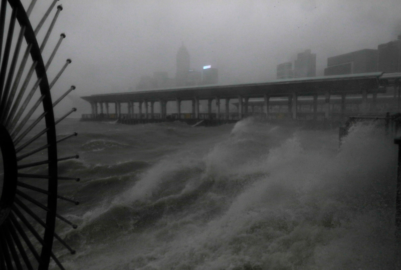 Illustration for article titled Caos y destrucción: así está siendo el paso del super ciclón Mangkhut en Hong Kong